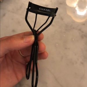 chanel eyelash curler